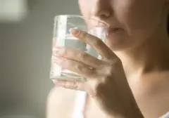 Diet Air Putih Ekstrem Berujung Fatal: Wanita Ini Alami Kelumpuhan Sementara