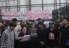 Ancaman Demo 27 Agustus: Massa Berkumpul di Senayan, Logistik Terlihat Menumpuk