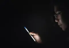 Terkuak! Dampak Mengerikan Scrolling HP Sebelum Tidur pada Otak Anda