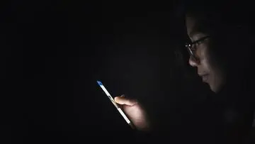 Terkuak! Dampak Mengerikan Scrolling HP Sebelum Tidur pada Otak Anda
