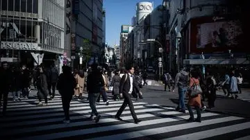 Main Ponsel Sambil Menyeberang Jalan, Pengendara di Negara Ini Terancam Denda Rp15 Juta