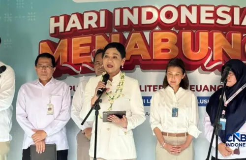 Dorong Literasi Keuangan Sejak Dini, Bos OJK Beri Tips Menabung kepada Siswa Sekolah Rakyat di Bekasi