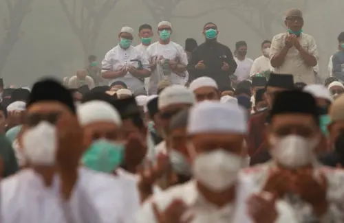 Ribuan Warga Kalbar Gelar Salat Minta Hujan di Tengah Kepungan Asap Karhutla
