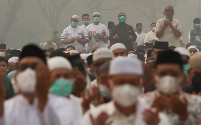 Ribuan Warga Kalbar Gelar Salat Minta Hujan di Tengah Kepungan Asap Karhutla