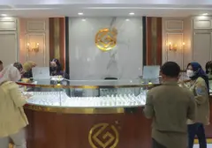 Harga Emas Kompak Anjlok Hari Ini, Simak Rincian Penurunannya