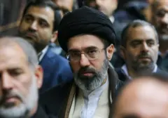 Sanksi AS Bergulir, Putra Khamenei Serukan Perlawanan Keras Iran