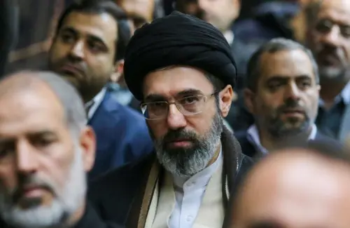 Sanksi AS Bergulir, Putra Khamenei Serukan Perlawanan Keras Iran