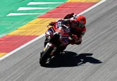 Marc Marquez Rayakan Kemenangan MotoGP Aragon 2026 dengan Gestur Berlutut di Hadapan Penggemar