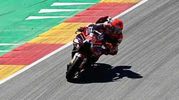 Marc Marquez Rayakan Kemenangan MotoGP Aragon 2026 dengan Gestur Berlutut di Hadapan Penggemar