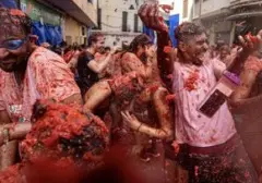 Spanyol Bergetar: Ribuan Orang Lempar Tomat dalam Festival La Tomatina yang Meriah