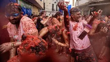 Spanyol Bergetar: Ribuan Orang Lempar Tomat dalam Festival La Tomatina yang Meriah