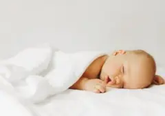 Senyum Bayi Saat Tidur: Mitos atau Fakta Mimpi Indah?