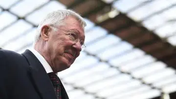 Sir Alex Ferguson Terlihat Gunakan Alat Bantu Jalan 'Bootwalker' Saat Tonton Laga MU