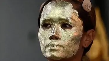 Ritual Unik di Thailand: Lembaran Emas Hiasi Wajah untuk Tuai Keberuntungan