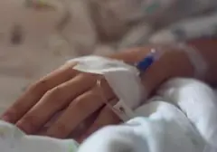 Kebiasaan Tidur Bermakeup 20 Tahun Berujung Robekan Kornea pada Wanita 41 Tahun