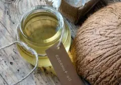 Lebih dari Sekadar Minuman: 7 Manfaat Minyak Kelapa untuk Membersihkan Rumah