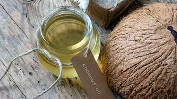 Lebih dari Sekadar Minuman: 7 Manfaat Minyak Kelapa untuk Membersihkan Rumah