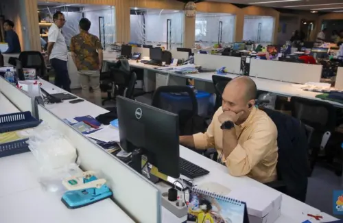 Krisis Sunyi di Ruang Kerja Modern: Ancaman 'Burnout' dan Hilangnya Makna di Era Digital