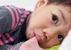 Anak Suka Emut Jempol? Ini 7 Strategi Jitu Orang Tua untuk Menghentikannya
