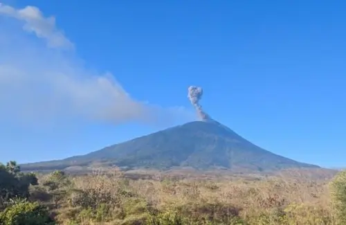 Gunung Api Ili Lewotolok Kembali Meletus, Kolom Abu Capai 600 Meter di Langit NTT