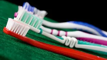 Sikat Gigi Saja Tak Cukup, Water Floss Penting untuk Kebersihan Optimal