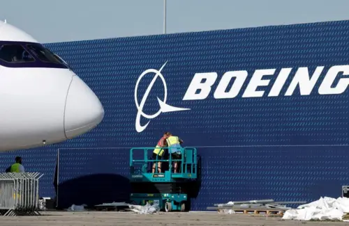 Tragedi Bandara: Boeing 767-300 Tergelincir, Tabrak Kendaraan, 5 Tewas
