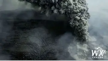 Detik-Detik Mengerikan Erupsi Anak Krakatau Terekam dari Jarak Dekat