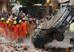 Gedung 6 Lantai Runtuh Tiba-Tiba, Mobil di Bawahnya Lumat