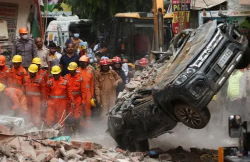 Gedung 6 Lantai Runtuh Tiba-Tiba, Mobil di Bawahnya Lumat