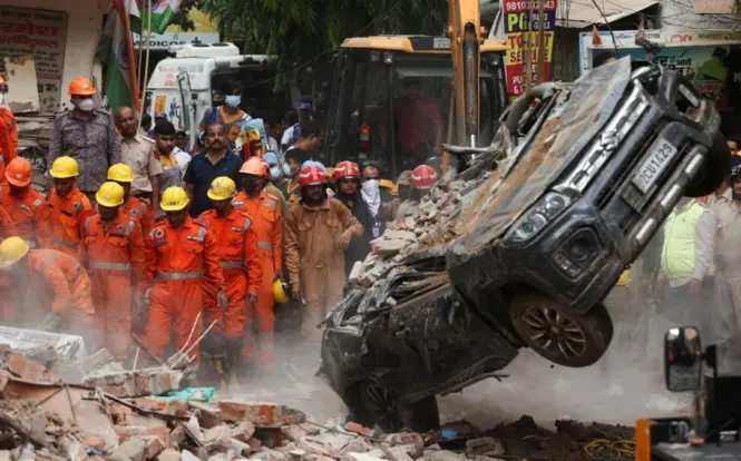 Gedung 6 Lantai Runtuh Tiba-Tiba, Mobil di Bawahnya Lumat