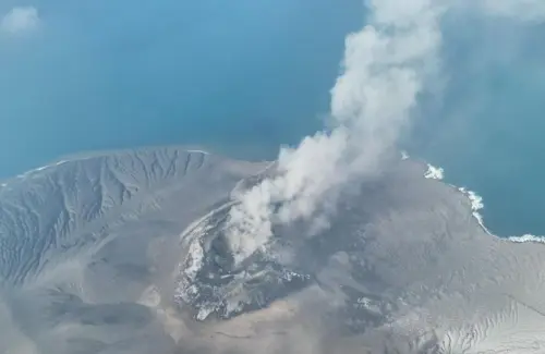Erupsi Gunung Anak Krakatau Ganggu Penerbangan, Potensi Susutkan Ekonomi RI 0,003%