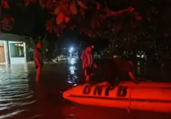Sumatra Diterpa Badai Bencana: Kebakaran Lahan Meluas Disusul Banjir Bandang