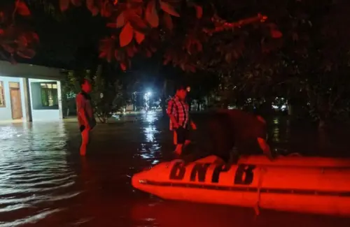 Sumatra Diterpa Badai Bencana: Kebakaran Lahan Meluas Disusul Banjir Bandang
