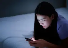 Kebiasaan Cek Ponsel di Pagi Hari, Ancaman Terselubung bagi Jantung