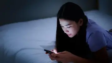 Kebiasaan Cek Ponsel di Pagi Hari, Ancaman Terselubung bagi Jantung