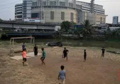 Transformasi Pinggir Kali Roxy: Area Kering Disulap Jadi Lapangan Bola Anak