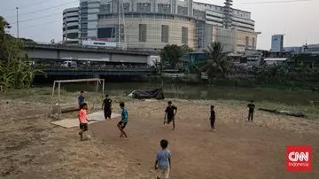 Transformasi Pinggir Kali Roxy: Area Kering Disulap Jadi Lapangan Bola Anak