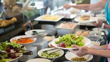 Sikap Tamu Bungkus Makanan Sisa Sarapan Buffet Hotel: Antara Hemat dan Etika yang Diperdebatkan