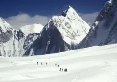 Krisis Lingkungan di Everest: 154 Ton Es Meleleh Tiap Musim Akibat Air Kencing Pendaki