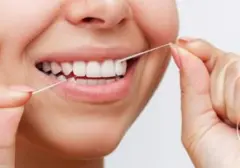 Dental Floss vs. Water Floss: Mana yang Lebih Unggul Menurut Dokter Gigi?