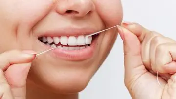 Dental Floss vs. Water Floss: Mana yang Lebih Unggul Menurut Dokter Gigi?