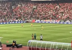 Senyum Persahabatan Arhan Pratama dan Ragnar Oratmangoen di Laga Persija vs Persib