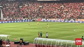 Senyum Persahabatan Arhan Pratama dan Ragnar Oratmangoen di Laga Persija vs Persib